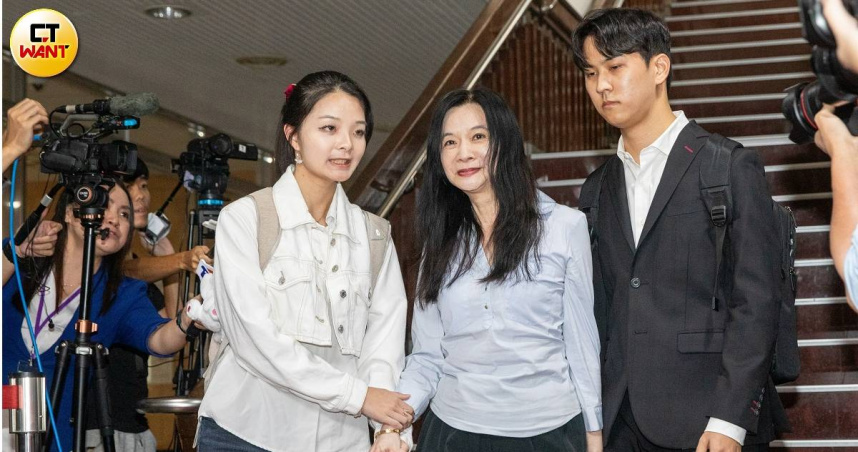 應曉薇之女應曉妤近來頻頻現身地方活動、發表政治討論性影片，被外界解讀有意「代母守土」。（圖／黃耀徵攝）