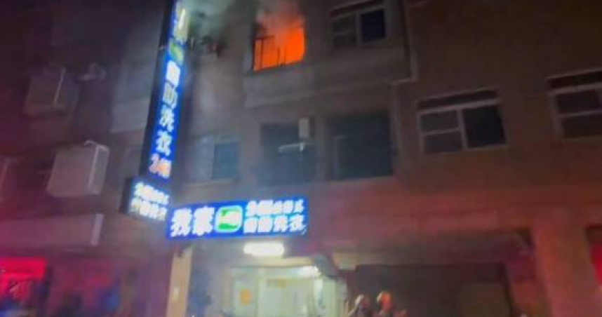 冷氣突然爆出黑煙住戶嚇醒狂逃，20歲男嗆傷送醫。（圖 ／翻攝畫面）