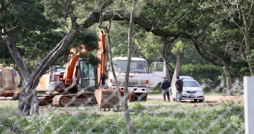 CTWANT實地走訪桃園埔心牧場，沿著梅獅路周邊有整地痕跡。（圖／方萬民攝）