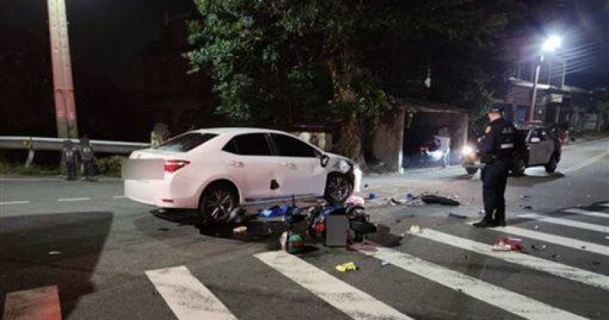 苑裡鎮台61線橋下發生死亡車禍，22歲男騎士與左轉轎車碰撞噴飛不治。（圖／翻攝畫面）