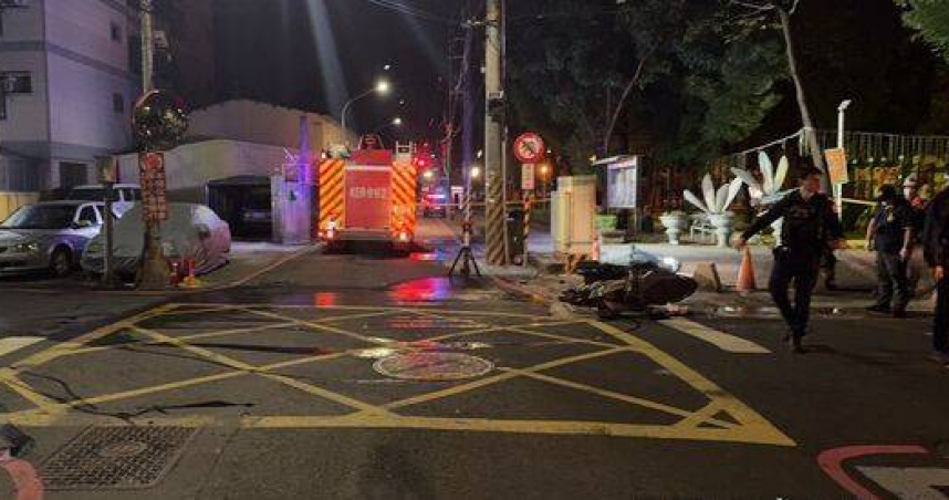 高雄雙機車對撞變火球。（圖 ／翻攝畫面）