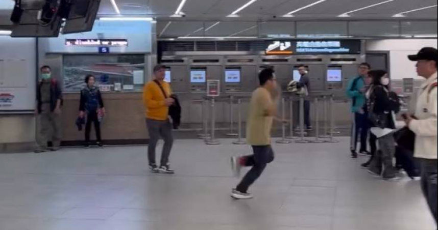 北車1男狂吼「我會傷人」遭噴辣椒水壓制。（圖／Threads@提供）