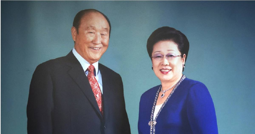 統一教創始人文鮮明（左）及其遺孀韓鶴子（右）。（圖／達志／美聯社）