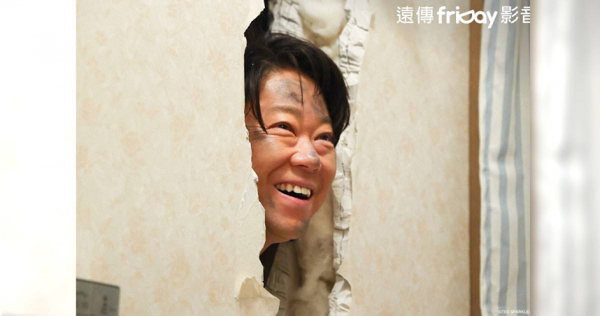 阿部貞夫以奇特方式從廁所登場。（圖／friDay影音提供）