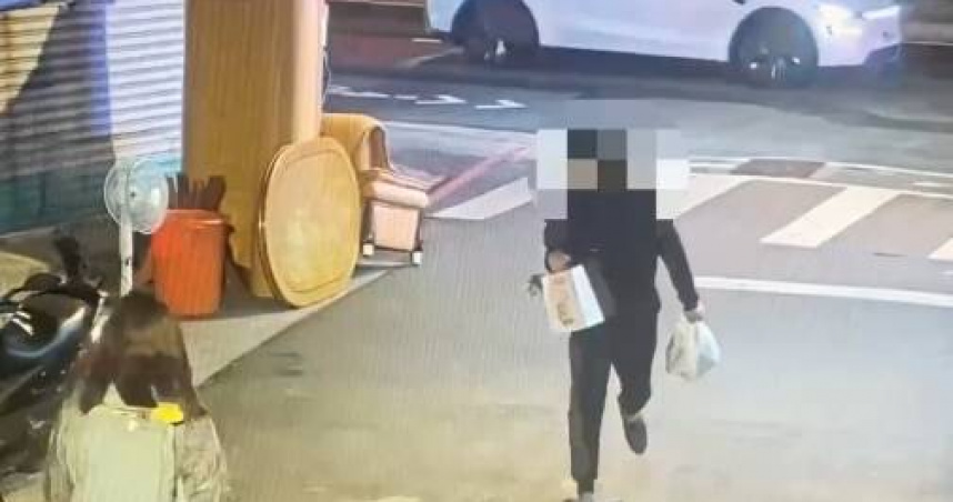 北市萬華區一名林姓男子日前趁著有女子在歸還Ubike時，一把搶走對方放在置物籃內的包包，卻被熱心人士搶回。（圖／翻攝畫面）