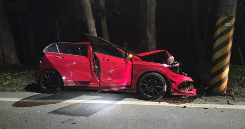 橋頭深夜轎車離奇自撞電桿，女駕駛棄車逃逸警方急追。（圖 ／翻攝畫面）