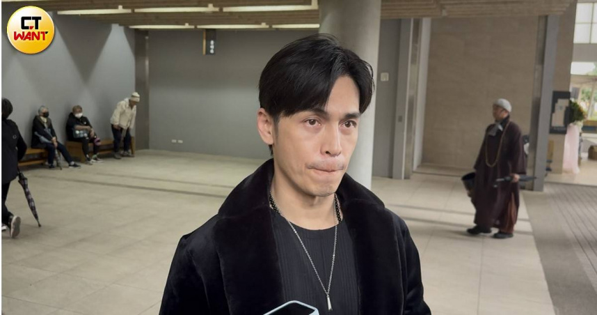 藝人Gino台北市懷愛館，送別曾拉拔喬傑立家族長大的知名經紀人Simon。（圖／蘇聖倫攝）