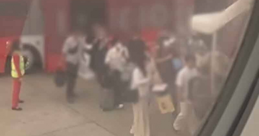 亞航編號FD3116航班在滑行途中緊急折返登機門，讓滯留在接駁車上的23名乘客順利登機。（圖／翻攝自Khaosod）