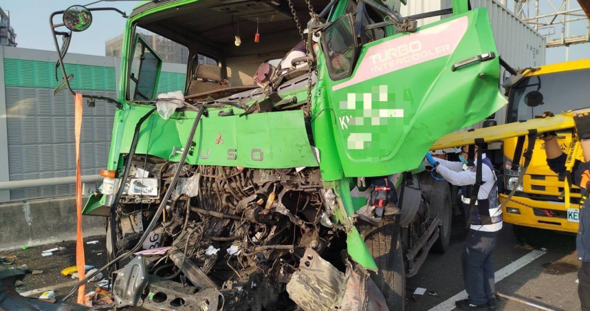 國道10號鼎金系統交流道路段發生3輛大型車輛連環追撞事故，貨櫃車車頭嚴重扭曲變形。（圖／翻攝畫面）