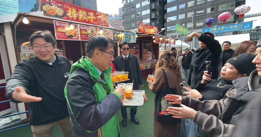 黃偉哲發放試吃品給現場民眾。（圖／台南市府提供）