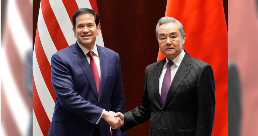 美國國務卿盧比歐（左）與中國外交部長王毅，13日在慕尼黑安全會議（Munich Security Conference）場邊舉行會晤。