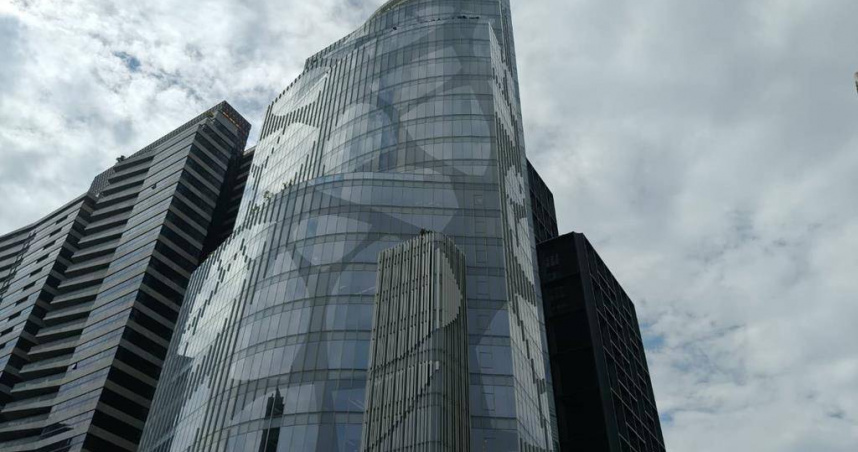 台中七期重劃區25日中午發生墜樓命案，55歲婦人從26樓掉落當場身亡。（圖／翻攝畫面）