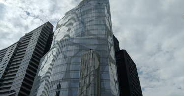 台中七期重劃區25日中午發生墜樓命案，55歲婦人從26樓掉落當場身亡。（圖／翻攝畫面）