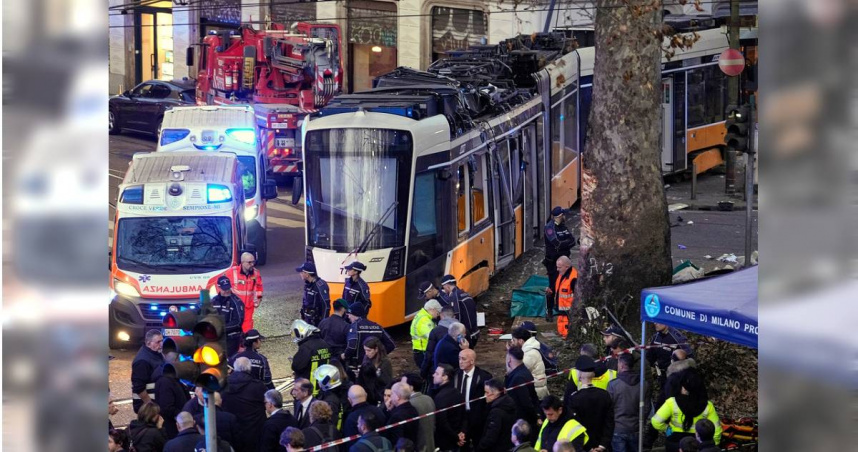 義大利米蘭一輛路面電車脫軌，造成2人罹難。（圖／達志／美聯社）