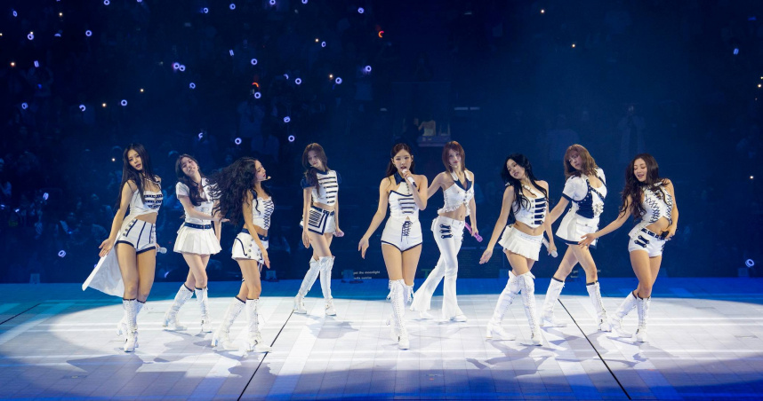 K-POP世界天團 TWICE 迎接⼗週年，將於3⽉20⾄22⽇， 帶著世界巡迴 《TWICE  WORLD TOUR IN TAIPEI》連續三天於臺北⼤巨蛋盛⼤開唱。（圖／Live Nation Taiwan提供）