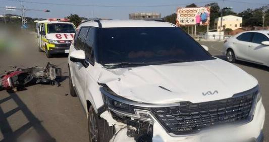 直行轎車猛撞左轉機車，苗栗平安大橋路口奪命車禍。(圖∕翻攝畫面)