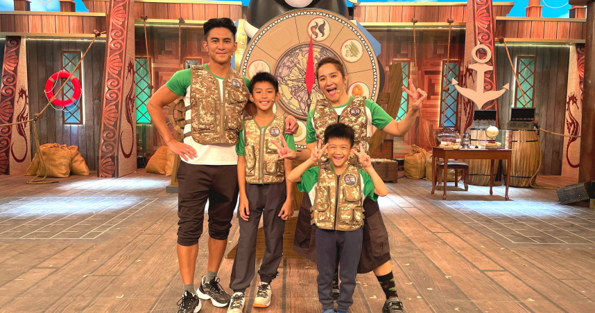 江振愷（左）、羅美玲（右）帶10歲大兒子和6歲二兒子一起錄影。(圖／公視台語台提供)