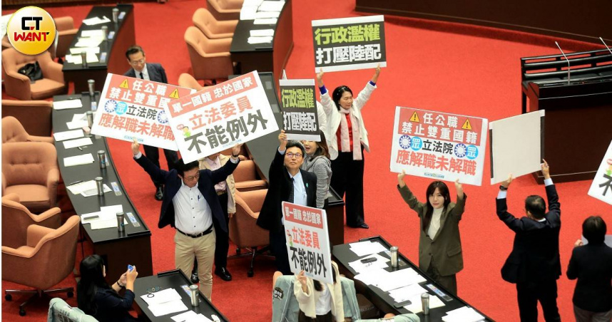 民眾黨立法院黨團針對劉世芳與內政委員會輪值召委李柏毅干擾立委李貞秀質詢權，提出「公然藐視國會」譴責案。（圖／周志龍攝）