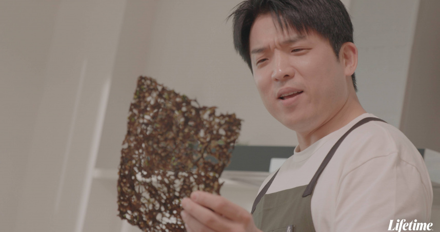 安成宰在《韓式紫菜革命》中，化身為一名美食文化探索者，帶領觀眾深入了解韓式紫菜背後的產業與文化。（圖／杰德影音）