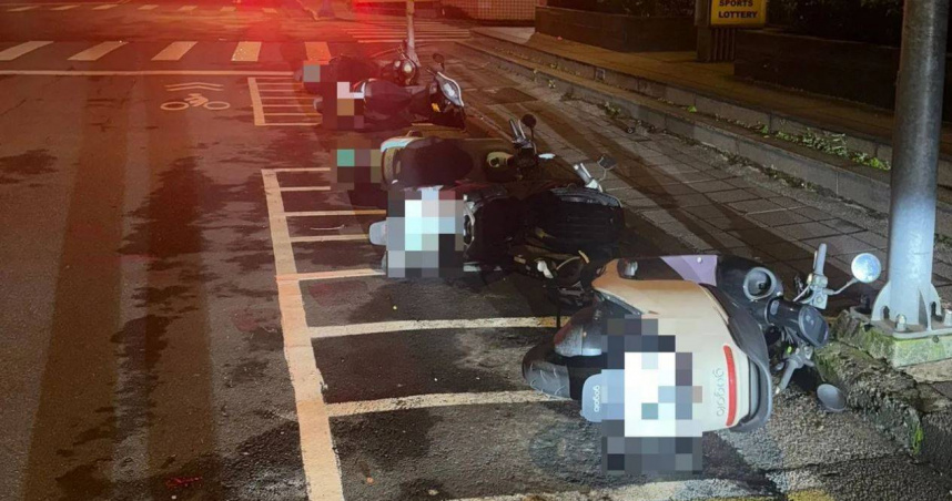 台北市南港區一名男子因心情不好，將路邊56輛機車推倒。（圖／翻攝畫面）