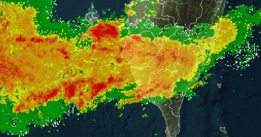 臉書氣象粉專「台灣颱風論壇｜天氣特急」今（4）日稍早發文提醒，南台灣民眾要留意持續性大雨。（圖／翻攝自臉書／台灣颱風論壇｜天氣特急）