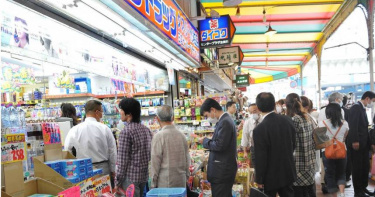 有台灣人去日本旅遊，在藥妝店買感冒藥，結帳時卻被店員偷塞其他藥物，讓旅日達人林氏璧聽完都直呼「有嚇到」，在臉書粉專分享個人看法。（示意圖／達志／美聯社）