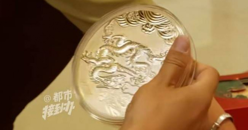 李男床下共藏有各類金幣、紀念幣及郵票等物品200餘件。（圖／翻攝自河南廣播電視台都市頻道）