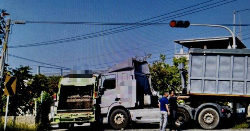 台南官田驚險車禍！砂石車不明原因追撞垃圾車　幸無人傷亡