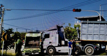 台南官田台1線11日下午發生砂石車追撞垃圾車事故，所幸無人傷亡。（圖／翻攝畫面）