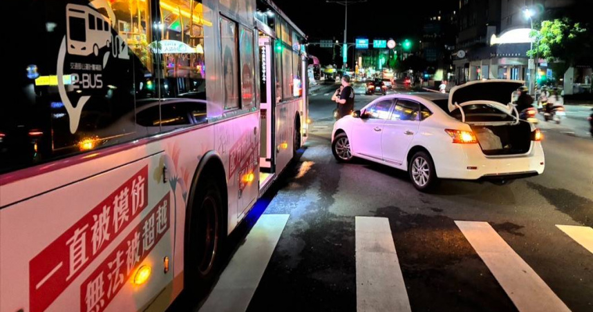 婦人無視禁左轉硬迴轉！羅斯福路口猛撞公車驚魂一瞬　乘客全嚇壞