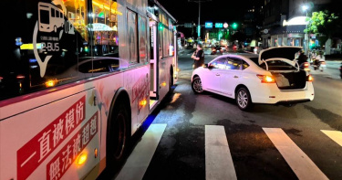 轎車違規左迴轉硬切公車道 路口猛撞險釀乘客受傷意外。（圖／翻攝畫面）