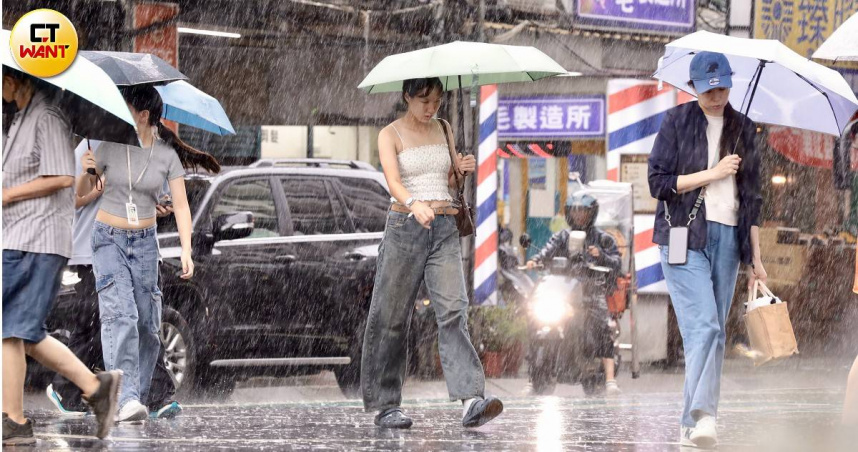 全台各地持續降雨，高雄5地停班課。（圖／黃耀徵攝）