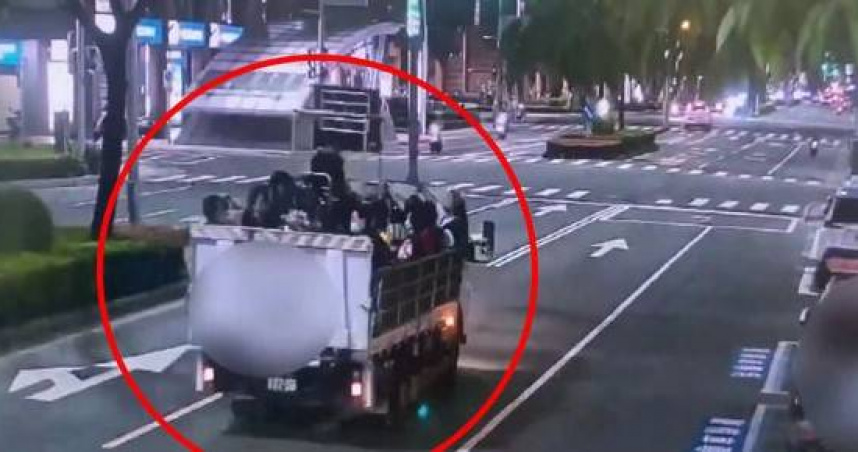 高雄街頭驚見貨車斗塞滿長輩狂奔！　網傻眼喊像電影場景　