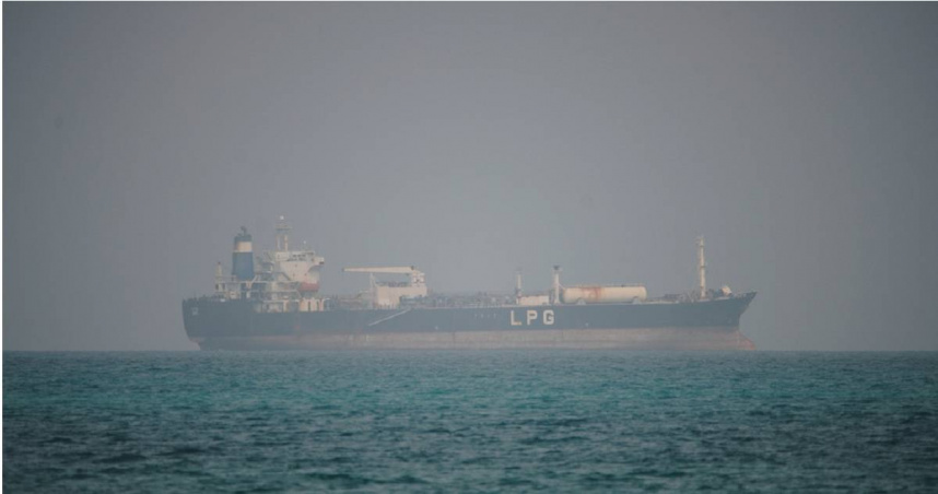 圖為2026年4月行駛在曼德海峽（Bab el-Mandeb Strait）的油輪。（圖／達志／美聯社）