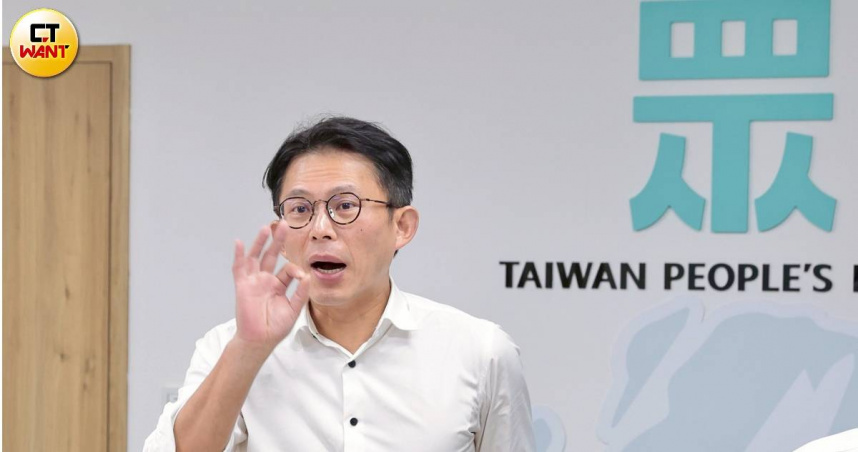 民眾黨主席黃國昌澄清「3票落選」律師公會理事改選爭議，表示自己根本沒有登記參選。（圖／黃耀徵攝）