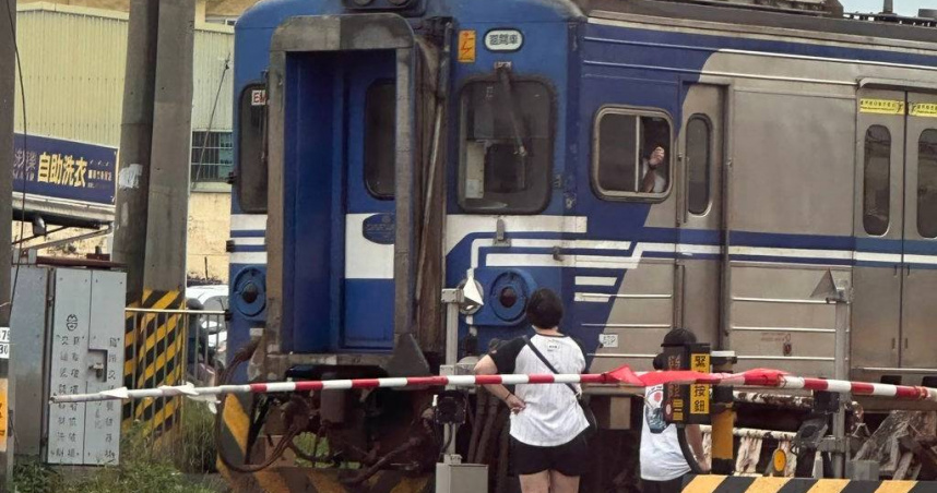 救愛犬母女竟闖平交道！區間車迎面衝來急煞　驚險一刻全場嚇傻