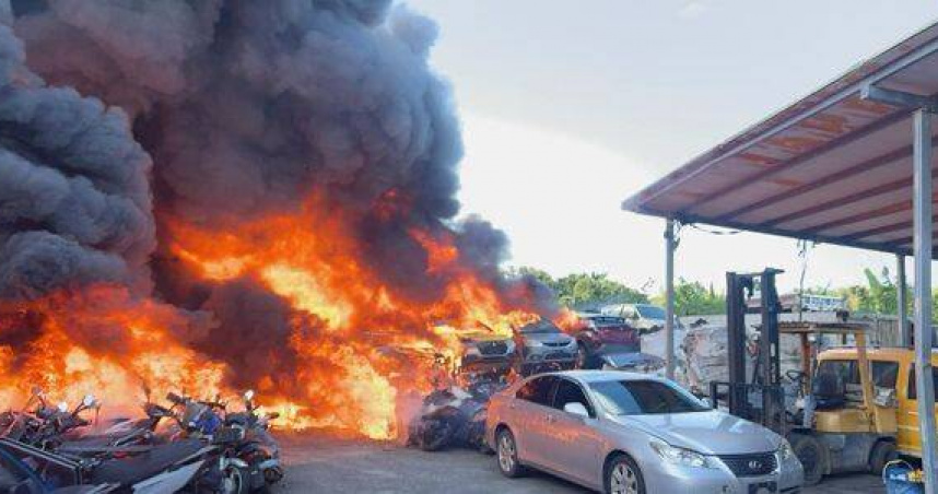 基隆七堵長安街廢棄車場陷火海！大量汽機車全面燃燒「爆炸聲不斷」
