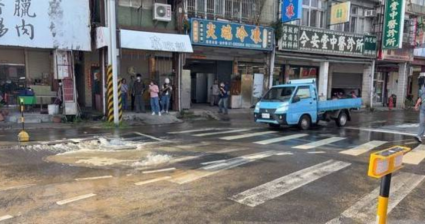 高雄左營大路突爆「黃色噴泉」！路面隆起炸裂　驚險畫面曝光