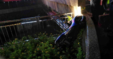 天雨路滑!高雄騎士摔落排水溝 1死1傷