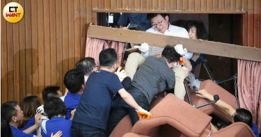 花媽走了小英不能再逃避! 「不然連自家門口起火都不知」