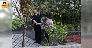 曾文惠赴北榮探視李登輝 晚間6時返回翠山莊住所