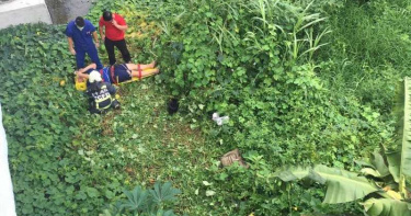 少年騎車載妹摔下橋2人恐癱 躺擔架竟還在滑手機