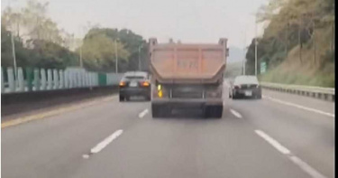 國道行車糾紛4車包夾砂石車 網譏「玩命關頭」台灣取景