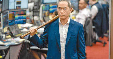 梁肯在《金融業實錄》飾演愛拿著球棒巡視交易室的犀利投資公司主管。（圖／HBO提供）