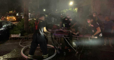 屏東縣潮州鎮一處住宅14日清晨發生火警，屋內母女2人被消防人員救出時都已無生命徵象，送醫後宣告不治。（圖／翻攝畫面／中國時報潘建志屏東傳真）