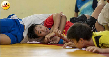 留著一頭俐落短髮的陳渝潔（紅衣者），看上去就像小男生般，外表看起來個頭小，但爆發力卻相當驚人，敏捷的動作，已有明日之星的架勢。（圖／宋岱融攝）