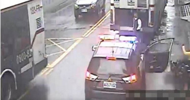 警員下車未注意後方車況 三寶騎士鑽空隙直撞車門
