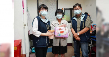 執行署新竹分署執行牌照稅未繳案時，發現1單親媽帶2孩住在小套房中，反送尿布、奶粉等物資。（圖／新竹分署提供）