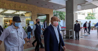 行政院長蘇貞昌今上午前往台大醫院施打第四劑疫苗，選擇的品牌同樣是「高端」，接種完畢後步出台大醫院。(朱真楷攝)