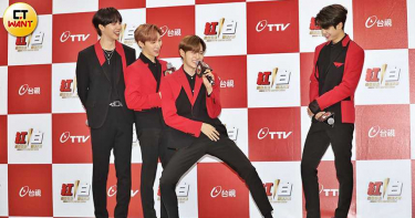 AB6IX拜年不忘討紅包 李大輝「轉大人」性感摸大腿
